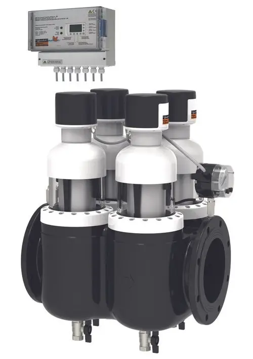 Automatischer Rückspül-Schutzfilter von Judo mit mehreren Kammern, Steuerungseinheit oben, Druckmessgerät und Anschluss zu Rohren, montiert für Wasserfilterung.